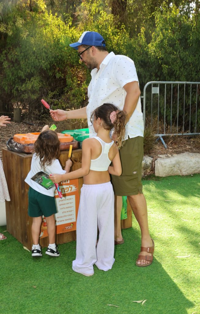 מאור זגורי הגיע עם שני ילדיו להשקת סיור האוזניות החדש בספארי. צילום: רפי דלויה