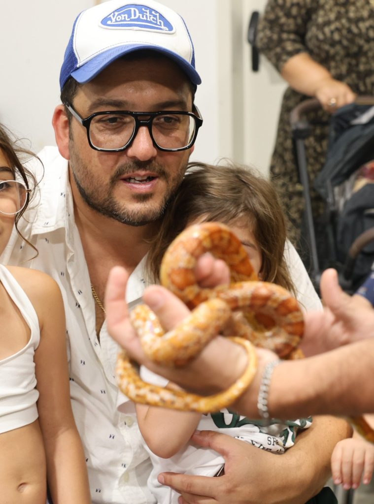 מאור זגורי הגיע עם שני ילדיו להשקת סיור האוזניות החדש בספארי. צילום: רפי דלויה