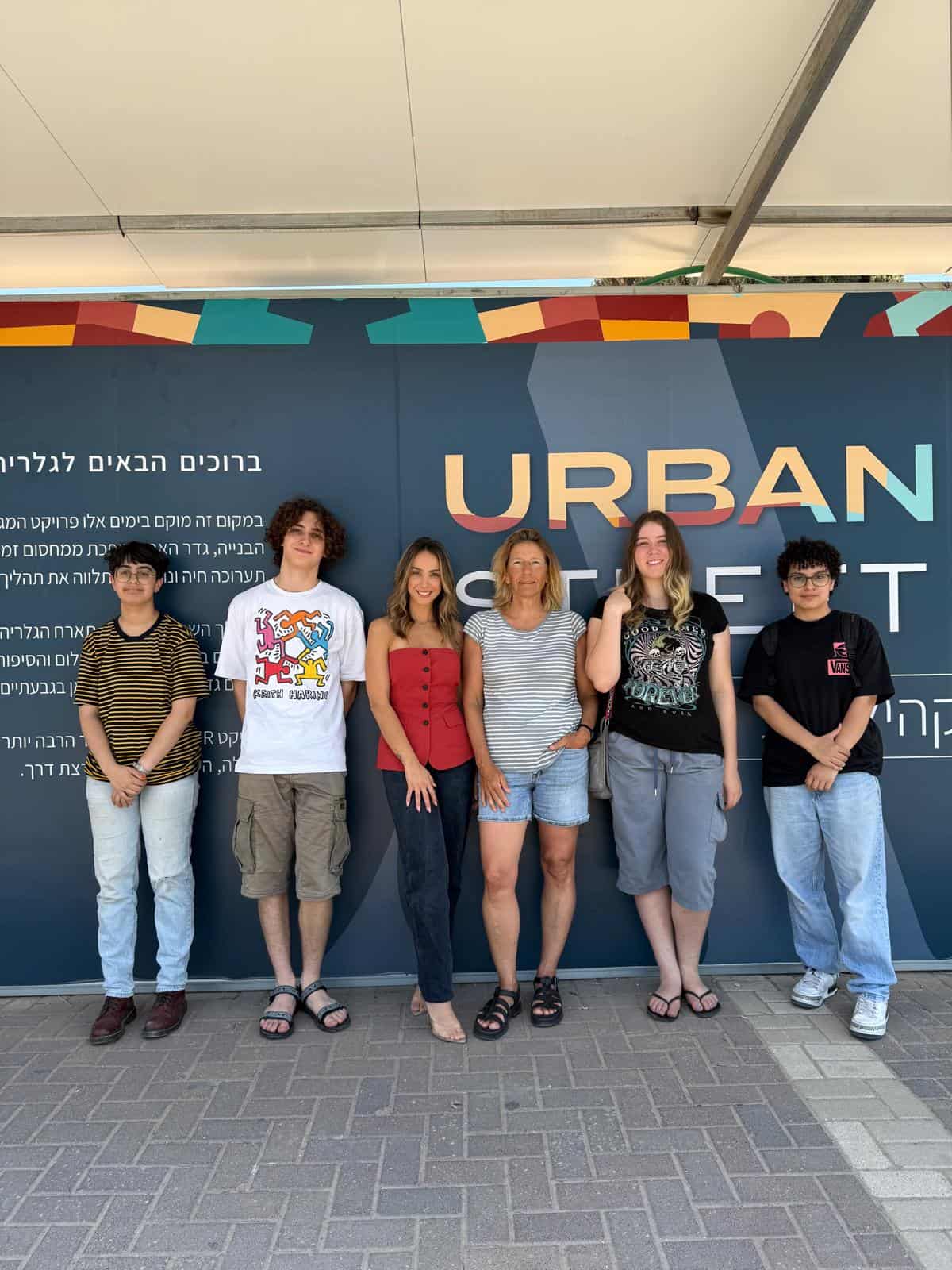 שירי דורון ראשת החוג לאמנות חזותית של תיכון קלעי בגבעתיים יחד עם תלמידים ועם ג’יל יהב מנהלת שיווק על רקע הגלריהICR