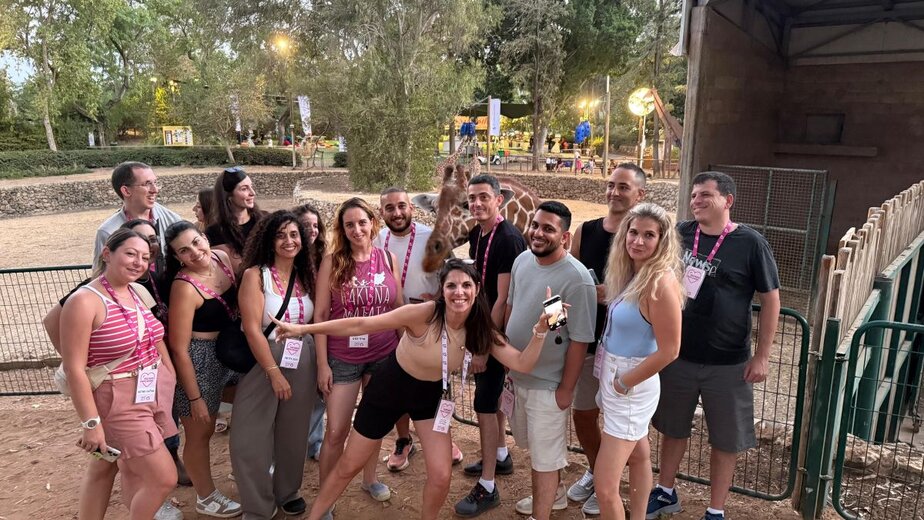 התנדבות למען חיות הבר בספארי ברמת גן. מיזם "התנדבות ממבט ראשון". צילום באדיבות רוח טובה מקבוצת אריסון
