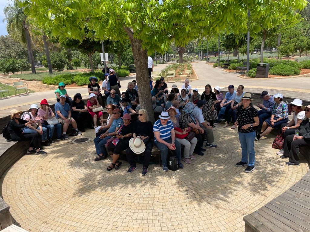 מתנדבי עמותת ידיד לחינוך ר״ג בטיול. צילום: בת עמי