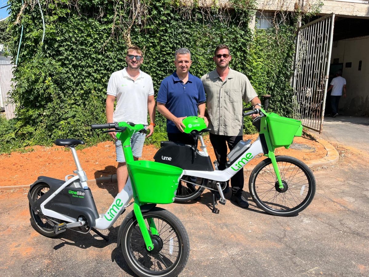מימין לשמאל – רן יוריסט, מנהל קשרי ממשל Lime, כרמל שאמה הכהן – ראש עיריית רמת גן, מקסים מוזס – מנכל Lime ישראל,צילום Lime