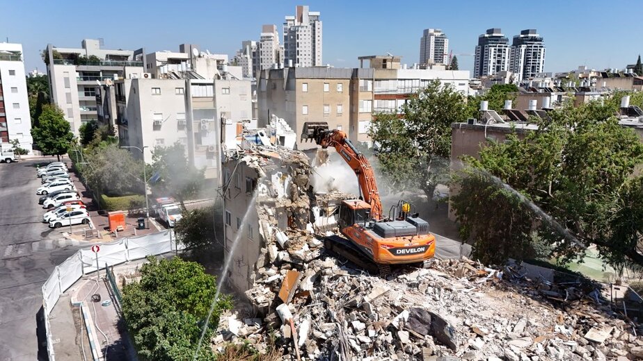 לביא צילומי אוויר . הריסה בפרויקט אלמוג פינת גן