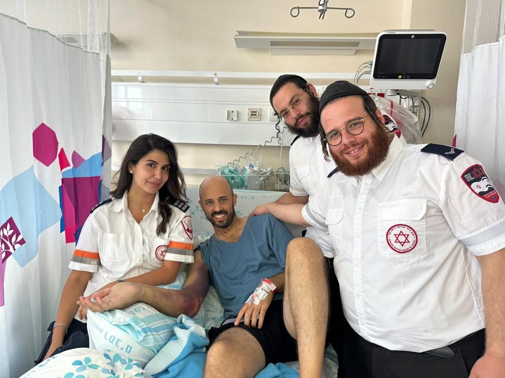 צוות מד"א שהציל את חייו של דניאל, הגיע לבקר אותו בבית החולים. צילום: דוברות מד"א