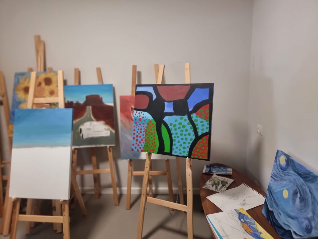 ציורים של פצועי מלחמה. צילום: מירי דולינסקי שבו