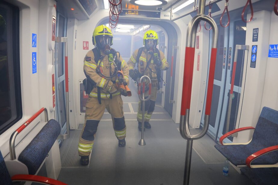 לוחמי האש בתרגיל ברכבת הקלה ברמת גן. תיעוד מבצעי: אבנר בן מנחם