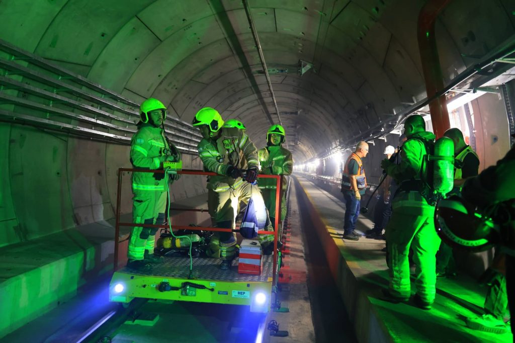 לוחמי האש בתרגיל ברכבת הקלה ברמת גן. תיעוד מבצעי: אבנר בן מנחם