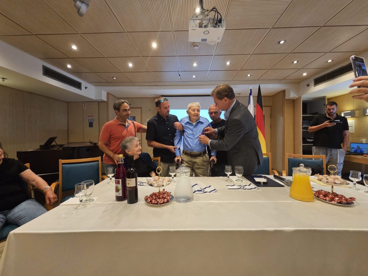 אות הוקרה מוענק למיכאל סמוס, השורד האחרון ממרד גטו ורשה. צילום: חברת מעונות הורים
