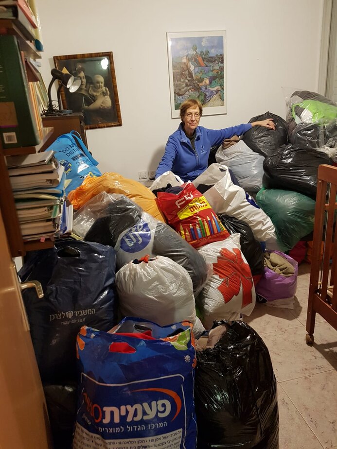 אוספים מעילים מהשכונה. באדיבות עמותת רוח טובה מקבוצת אריסון