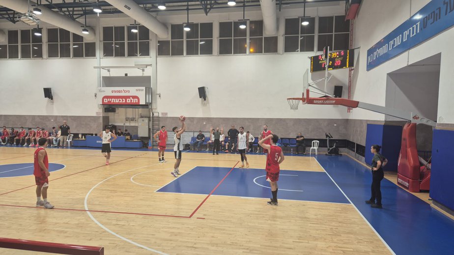 משחק פתיחת עונה כדורסל- עירוני אליצור גבעתיים. צילום: יונתן מלכין