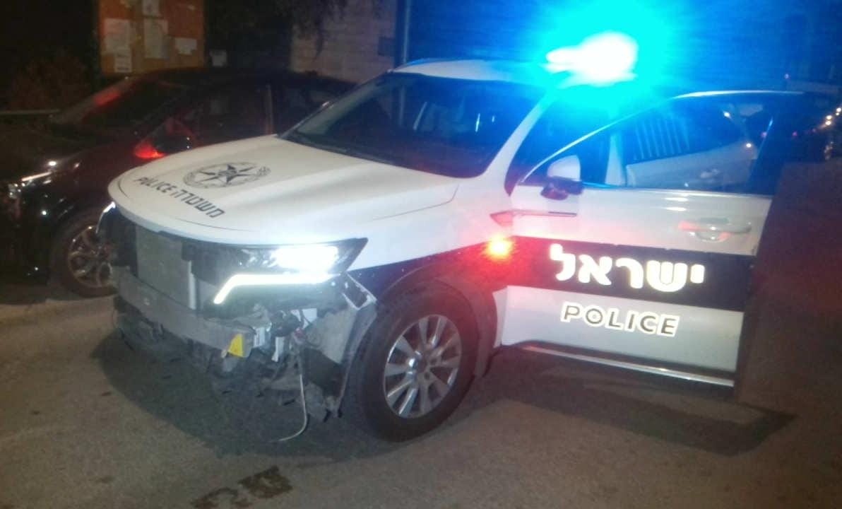 רכב המשטרה שנפגע בגבעתיים. צילום: דוברות המשטרה