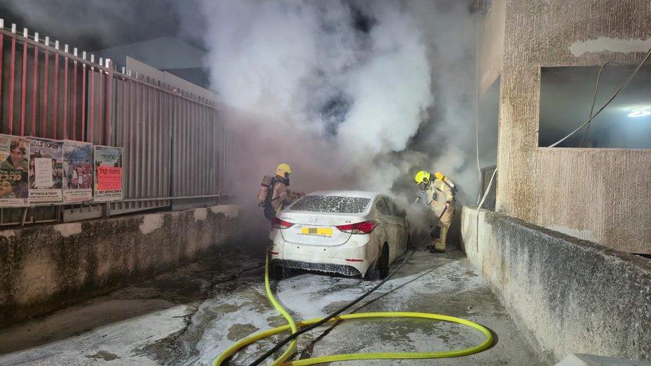 הרכב שעלה באש ברמת גן הלילה. צילום: דוברות כיבוי אש