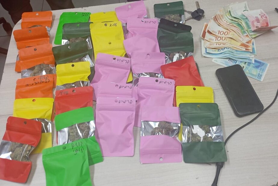 תיעוד חומר החשוד כסם. קרדיט: דוברות המשטרה
