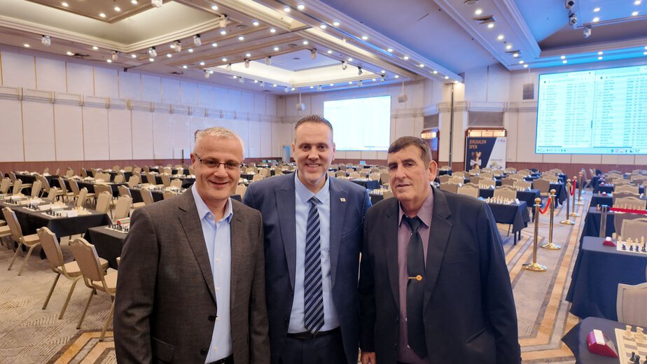 השר עם יור איגוד השחמט והמנכל. צילום: האיגוד הישראלי לשחמט