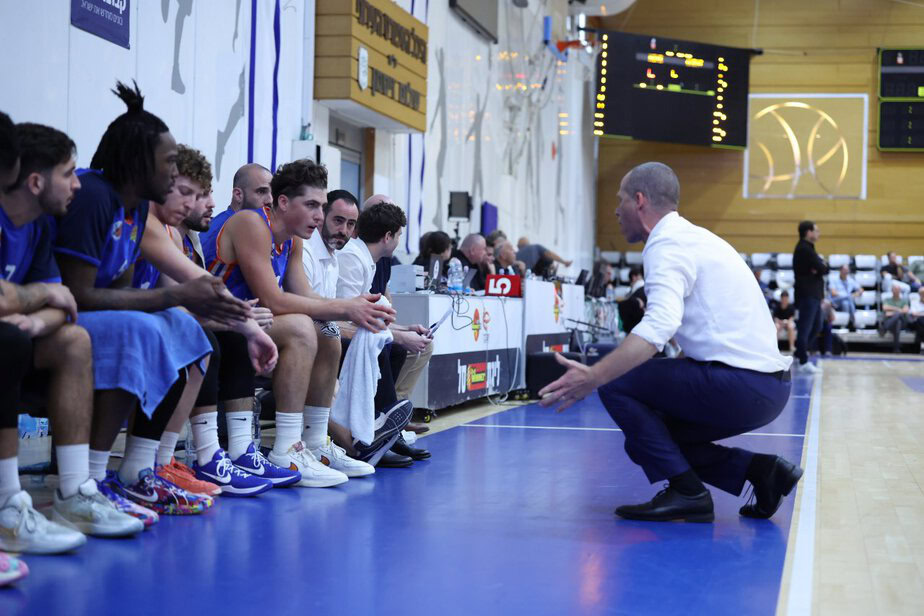 שמוליק ברנר מאמן מכבי "קבוצת כנען" רמת גן. צילום: גיא ביטמן