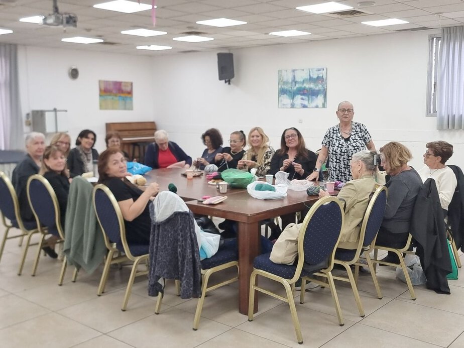 חוג הסריגה של ויצו. צילום: מירי דולינסקי שבו.