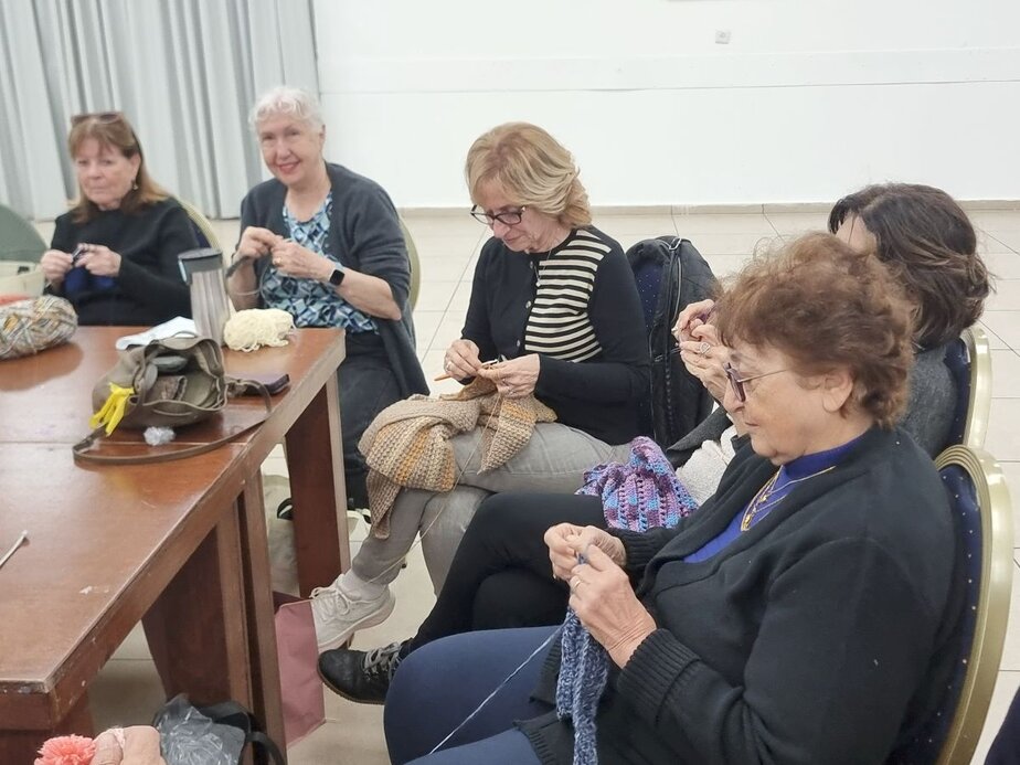 חוג הסריגה של ויצו. צילום: מירי דולינסקי שבו.