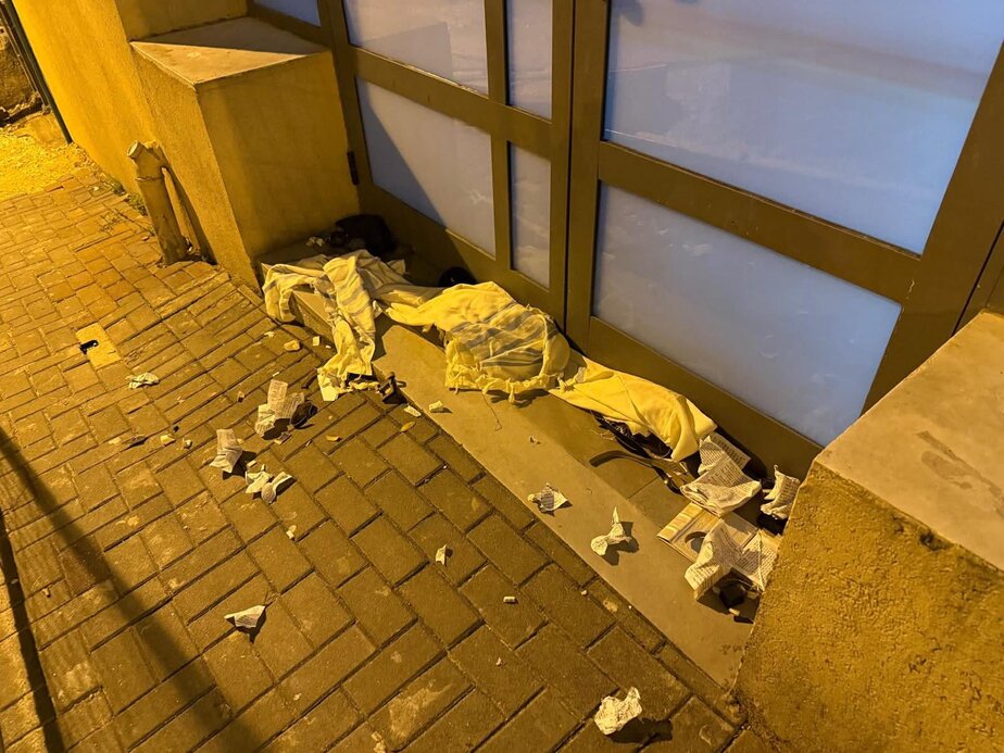 ספרי תורה ותשמישי קדושה הושחתו מחוץ לבית כנסת. צילום באדיבות קהילת בית הכנסת