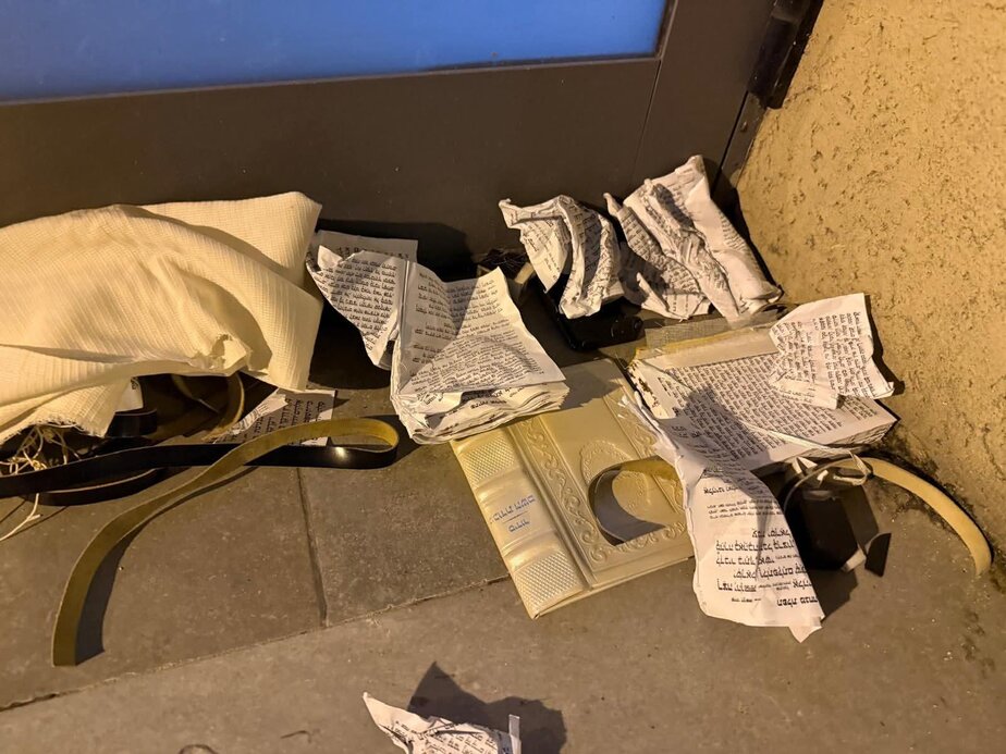ספרי תורה ותשמישי קדושה הושחתו מחוץ לבית כנסת. צילום באדיבות קהילת בית הכנסת