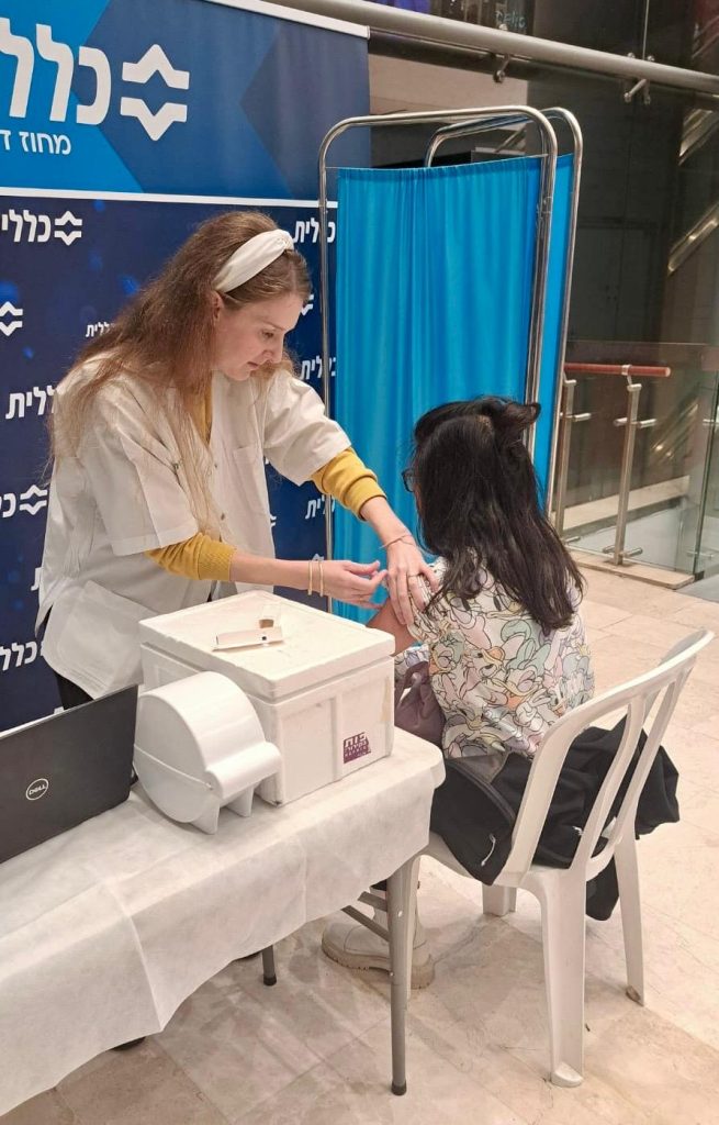 עמדת חיסון שפעת בקניון גבעתיים. צילום: כללית מחוז דן-פ"ת