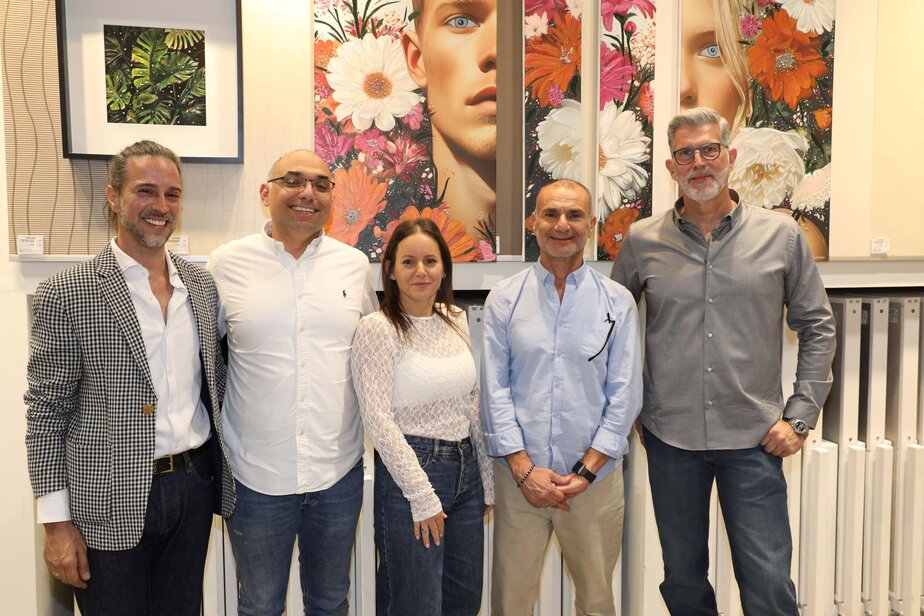 קובי רונן סמנכל רשת , רוני גנזיה משנה למנכל קבוצת נגב , ענבל יעקב מעצבת סטודיו נגב, מני אקוניס מנכל הקבוצה ויונתן תורגמן צלם רונן מחלב