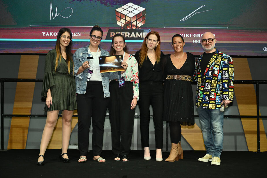 רואי פרסול קרדיט צילום פלג אלקלעי – אנשי חברת לבנת פורן מקבלים את הפרס