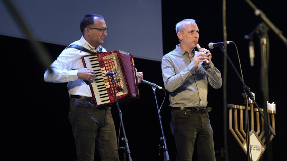 ראש העירייה רן קוניק ומנהל הקונסטרבטוריון עומרי רווה בקטע מוזיקלי. צילום: מקס בלזנוב, רקורד הפקות