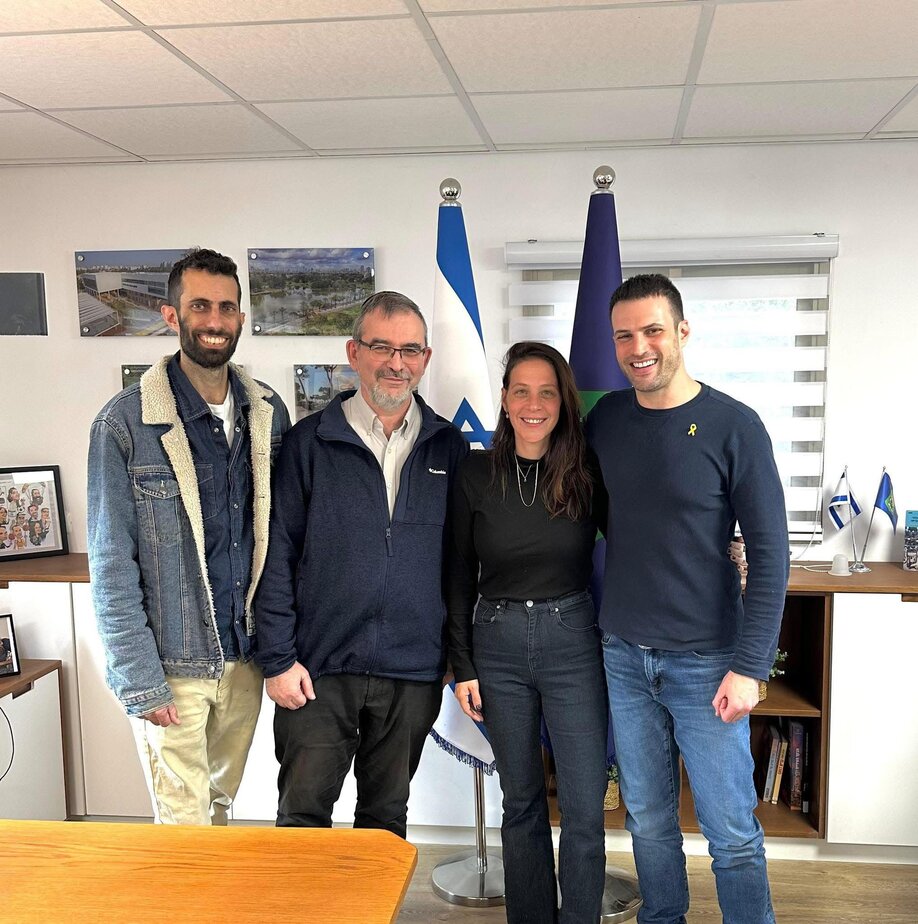 פגישה בין נציגי העירייה להנהגת הקהילה הרפורמית שירת הגן. צילום באדיבות אסף וייס