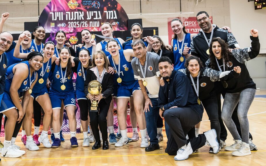 מכבי רמת גן כדורסל נשים מחזיקת גביע המדינה. צילום עודד קרני