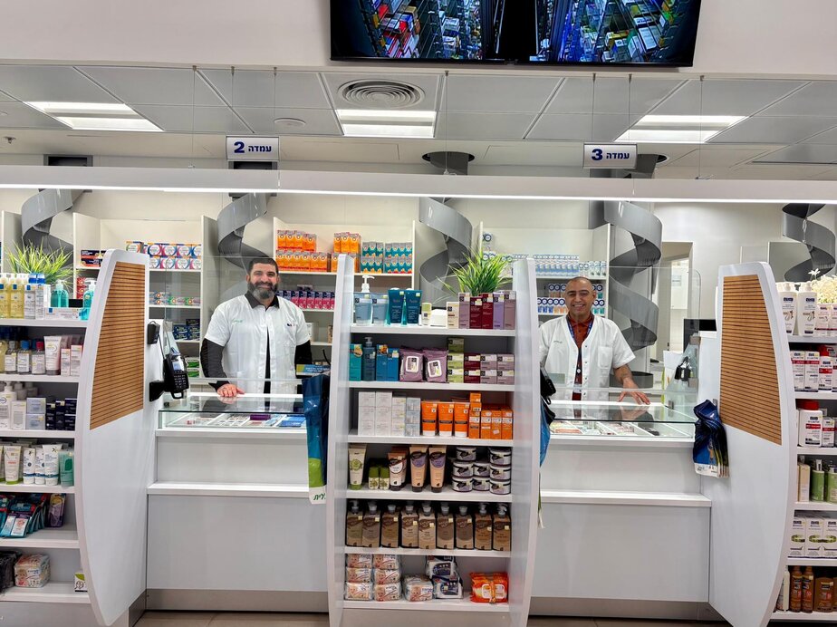 כללית משיקה את הרובוט הראשון בבית מרקחת אלון בראש העין. צילום: כללית מחוז דן פ"ת