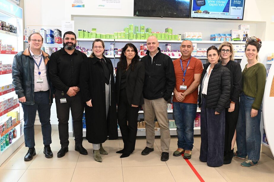 כללית משיקה את הרובוט הראשון בבית מרקחת אלון בראש העין. צילום: כללית מחוז דן פ"ת