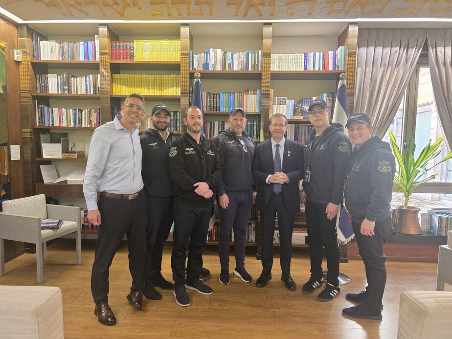 הנשיא עם צוות ארגון הצלה אייר השישי מימין אלי רואו. צילום: יח"צ בית הנשיא