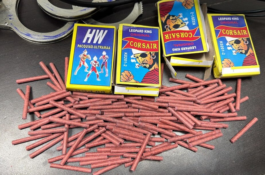 פריטים פירוטכניים אסורים. צילום: דוברות המשטרה.