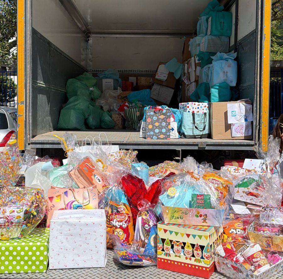 אלפי משלוחי מנות נאספו בגבעתיים ללוחמי חטיבה 188. צילום: עיריית גבעתיים