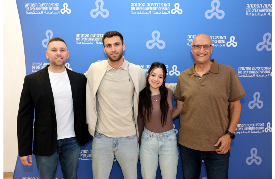 ליאור בירן (הראשון משמאל) לצד שאר הזוכים בפרס. צילום: איציק בירן