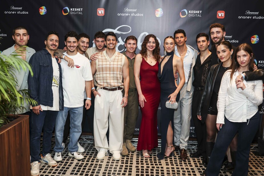הקאסט של כשהגלים מתחזקים. צילום דרור סיתהכל