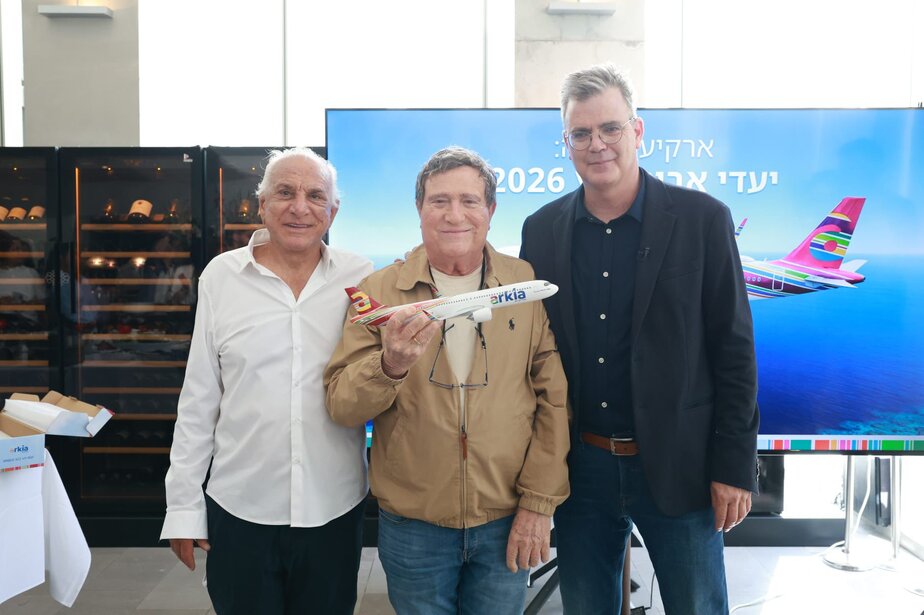 מימין – עוז ברלוביץ, מנכל ארקיע, יהורם גאון ואבי נקש מבעלי ארקיע צילום – דנה קופל
