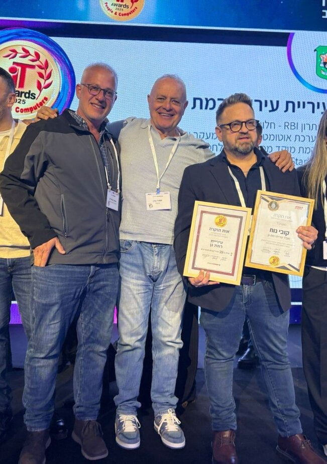 מימין – צביקה גולדרייך, תמיר גורן וקובי נח באדיבות SQLink