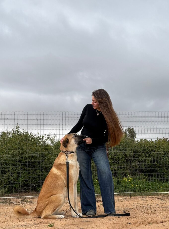 עמותת בשביל בעלי החיים, השירות הווטרינרי גוש דן ומכללת דוגארט מאלפים כלבים המיועדים לאימוץ- שלי גרמפל מדוגארט והכלב שאילפה – צילום יחצ