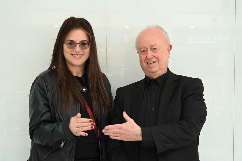 מימין לשמאל צבי וילדר ושרה פכטר בלחיצת וירטואלית. צילום: מורג ביטן