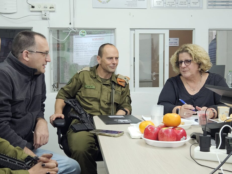 האלוף שי קלפר, מפקד פיקוד העורף עם ראש העיר רן קוניק ומ"מ וסגנית ראש העירייה ומחזיקת תיק הביטחון אור־לי ניב צילום: עיריית גבעתיים