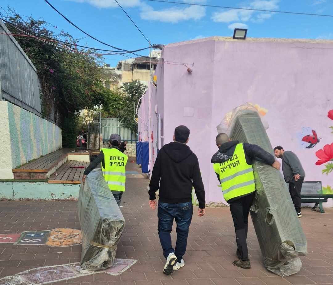 חלוקת מזרנים במקלטים ציבוריים ברמת גן. צילום: דוברות עיריית רמת גן