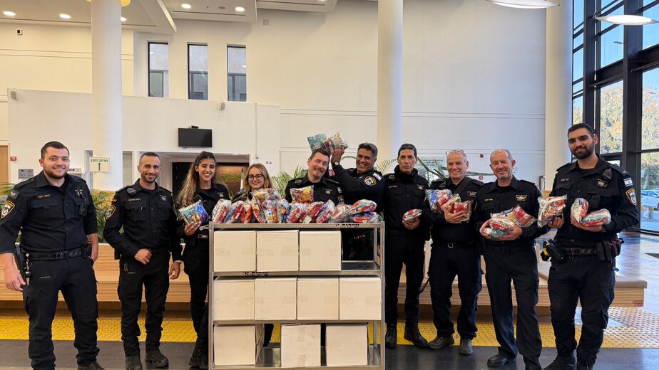 שוטרי ומתנדבי תחנת מסובים ממרחב דן חילקו משלוחי מנות בבית החולים שיבא. קרדיט צילום: דוברות המשטרה.