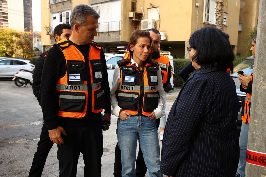 מ"מ וסגנית ראש עיריית רמת גן עינב בר כהן וראש העיר כרמל שאמה הכהן. צילום: דוברות עיריית רמת גן