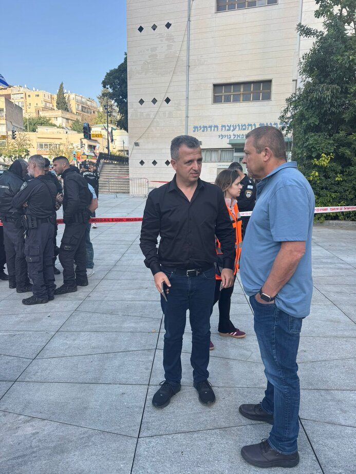 ראש העיר כרמל שאמה הכהן במקום הפיגוע. צילום: אורי חבושי, דוברות עיריית רמת גן.