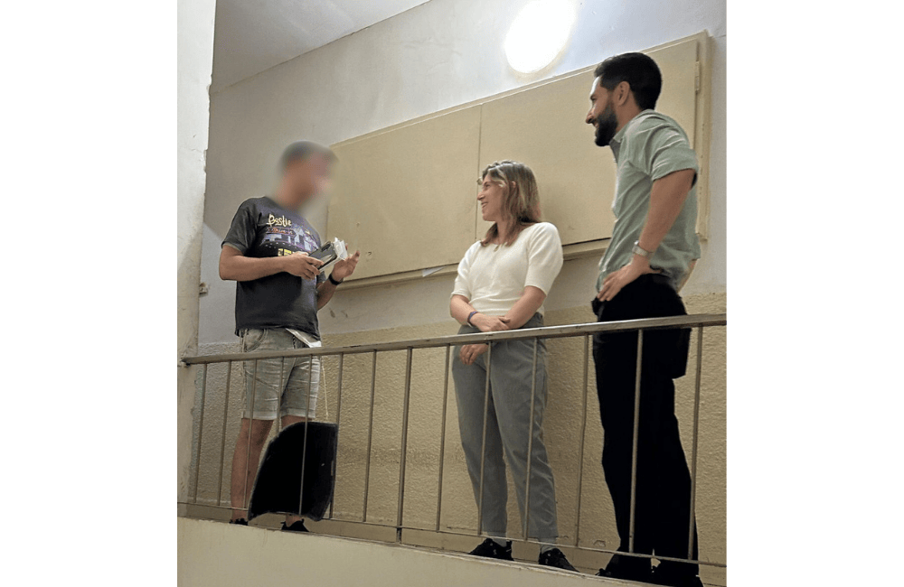 חלוקת שעוני רטט לכבדי שמיעה תושבי רמת גן. צילום: מור רחמני