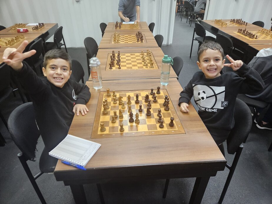 ארבל בן השש מימין לצד אחיו לביא. צילום: אלבום פרטי