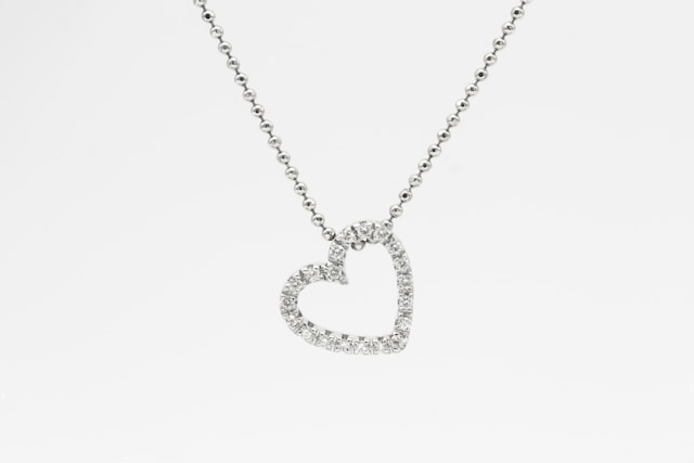 האם שרשרת זהב לבן היא ההצהרה האופנתית הבאה שלך