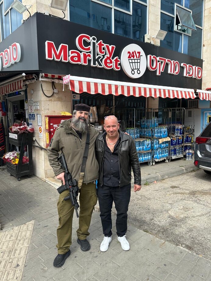 מימין לשמאל יוסי שוורץ מנכל ומייסד רשת סיטי מרקט והרב חכם שלמה פינטו_צילום יחצ