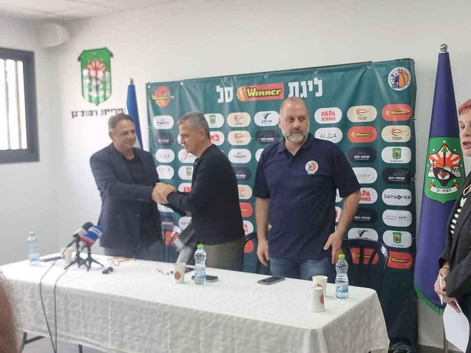 מימין חן שניידרמן, ראש העיר כרמל שאמה הכהן ואבי גבאי. צילום: מירי דולינסקי שבו